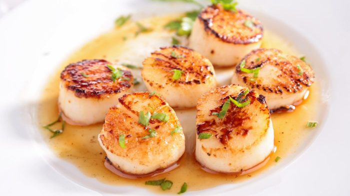 Seared scallops in butter sauce