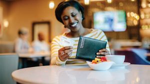 Nainen esittelee Caesars Rewards -kortin ruokailumuodolla' data-src='/content/cet-global/caesars-com/myrewards/_jcr_content/root_content/cetcontainer_copy_co/cet-container-content/cetcontainer/cet-container-content/cetcardrail/manualCards/1/image.stdimg.hd.m.jpg/1631289841448.jpg