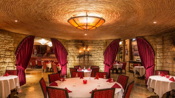 Roxy rotunda dining area.