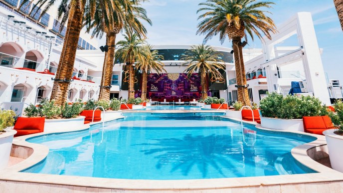 BEST Vegas Pool Parties: Wet Republic, MGM Grand & Drai's Beach Club, The  Cromwell (Ep.25) 